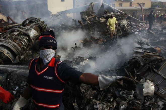 V nigerijski nesreči 200 mrtvih, družbi začasno odvzeli dovoljenje za letenje