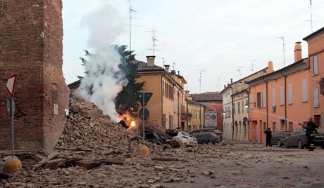 V zrušenju stanovanjskih zgradb v Italiji pogrešani in ranjeni