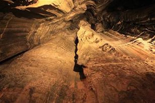 Na Velebitu rešujejo poškodovanega preučevalca jam: padel na globini 500 metrov