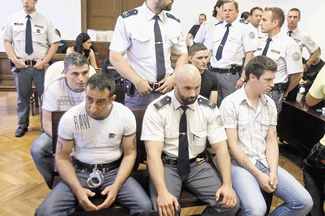Obtožence je na sodišče pospremila množica paznikov. Na  prvi klopi sedita Alijan Brajdič (levo) in Sandi Prešeren, na  drugi...