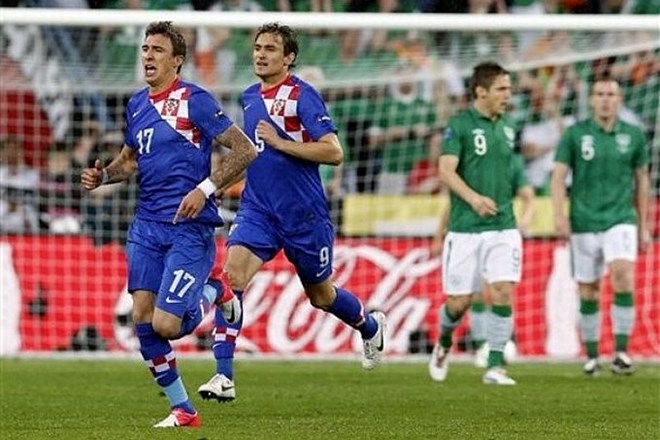 Hrvati so s 3:1 ugnali Irce, dvakrat je bil strelec Mario Mandžukić (levo).