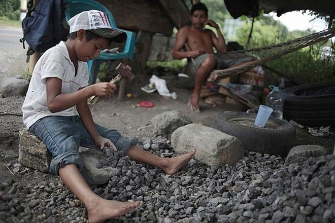 Suženjstvo in spopadi: 215 milijonov otrok še vedno dela za preživetje