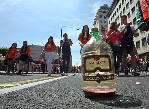 V Sloveniji zabeležili porast uživanja alkohola, posebej med mladimi