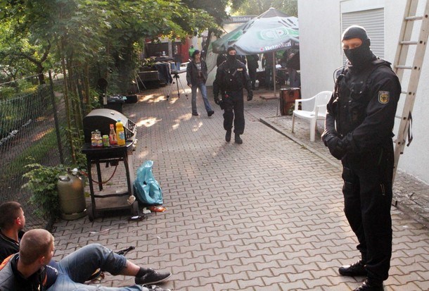 Nemčija nad salafiste: Več sto policistov izvedlo okoli 70 hišnih preiskav