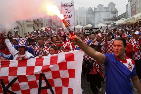 Hrvaški navijači pred tekmo z Italijo.