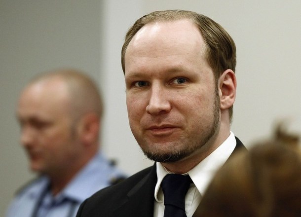 Breivik je svojo mater včasih jezno nadiral, včasih pa neprimerno poljubljal