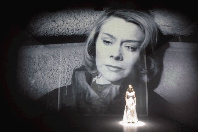 Zaključna predstava sezone na Mali sceni Mestnega gledališča ljubljanskega, Ples v dežju v režiji Matjaža Bergerja, je...