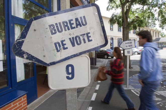 Francoskim socialistom po izidih vzporednih volitev absolutna večina