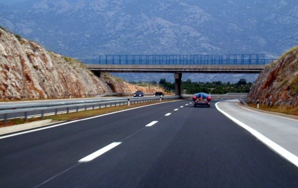 Hrvaška policija ima na svojih avtocestah pogosto opravka z nesojenimi cestnimi dirkači.