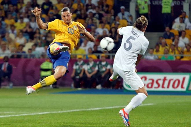 Čeprav Švedi niso imeli možnosti za napredovanje, so proti Franciji zaigrali na vso moč, Zlatan Ibrahimović (levo) pa je...