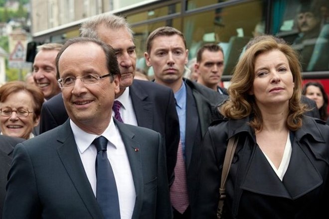Francoski predsednik François Hollande naj bi bil zaradi tvita zelo jezen na partnerko Valérie Trierweiler.
