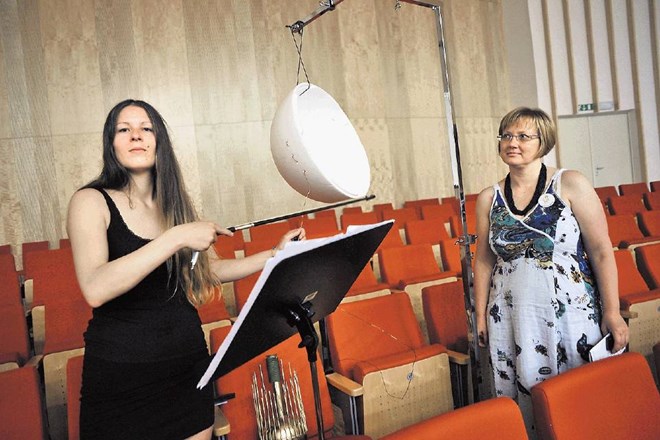 Ročno izdelan tolkalni inštrument, ki ga je skonstruirala  skladateljica Petra Strahovnik (na fotografiji levo) za svojo...