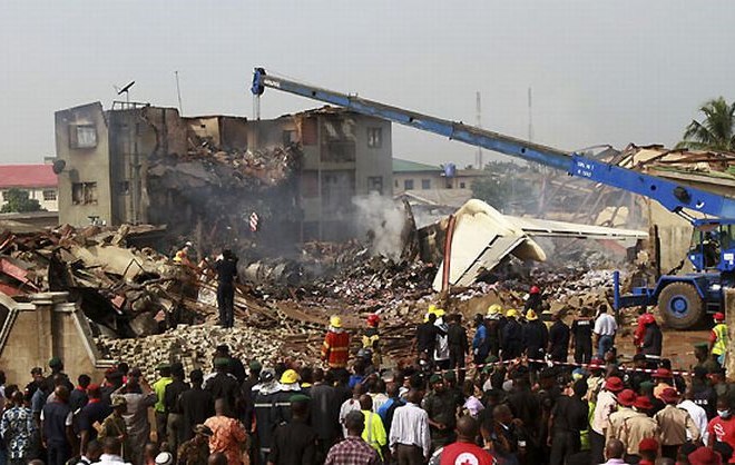 Tako je bilo videti prizorišče nesreče, ko je letalo strmoglavilo na naselje v Nigeriji.