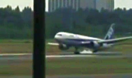 Video: Ob trdem pristanku se je letalo kar odbilo od steze