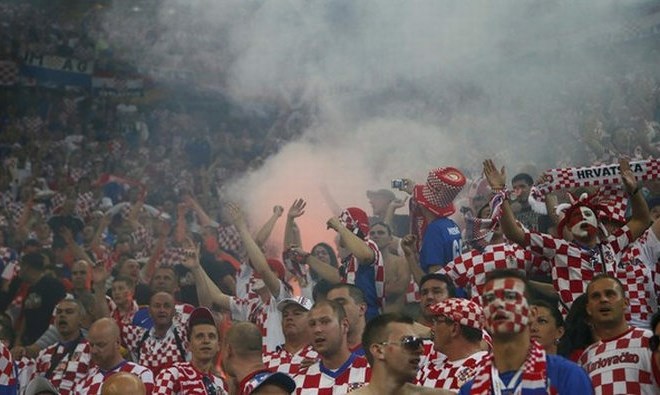 Večernji list: Za razgrajanje na Euru niso krivi hrvaški navijači, temveč prebrisani Srbi in Rusi