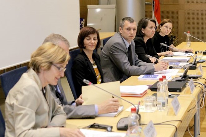 OECD priporoča Sloveniji tudi reorganizacijo državne uprave in plačnega sistema