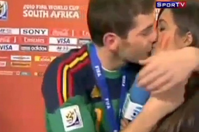Koga bo v primeru španskega zmagoslavja Casillas poljubljal tokrat?