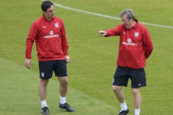 Angleški selektor Roy Hodgson  (desno) s pomočnikom, legendarnim  Garyjem Nevillom (levo) kuje taktiko  za obračun z...