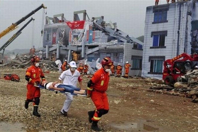 V potresu na Kitajskem vsaj dva mrtva, okoli sto ljudi ranjenih