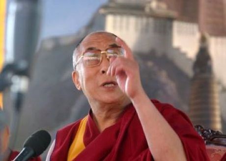 Dalajlama obiskal žrtve majskih potresov v Italiji