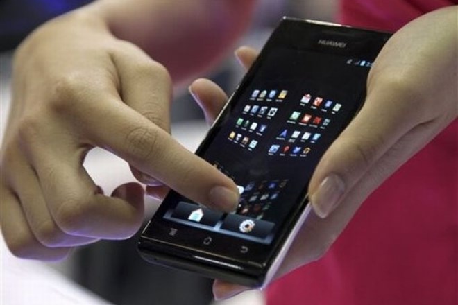 Do leta 2015 naj bi se število mobilnih naprav podvojilo na 15 milijard, v povprečju pa bo imel vsak uporabnik dve taki...