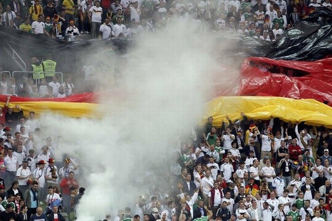 Uefa zaradi nacistične zastave in neprimernega obnašanja navijačev kaznovala Nemčijo
