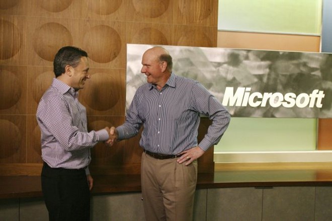 Predsednik uprave družbe Yammer David Sacks (levo) in predsednik uprave Microsofta Steve Ballmer
