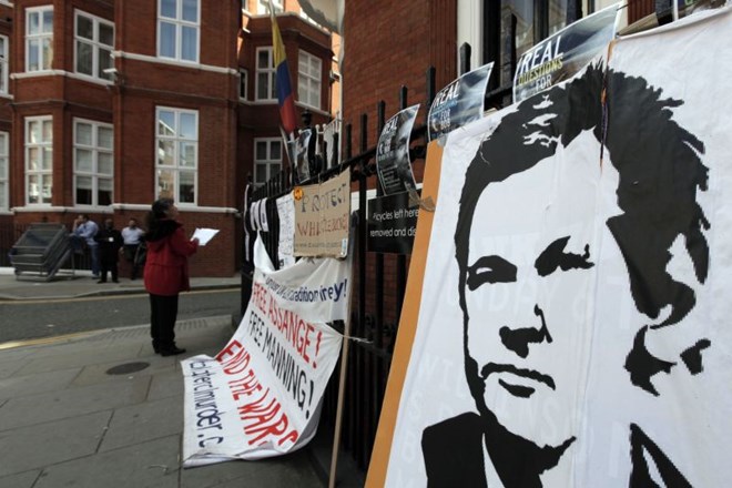 Trenutno se afera Wikileaksa vrti tudi okoli ustanovitelja Assanga, ki se še vedno zadržuje na ekvadorski ambasadi in čaka,...