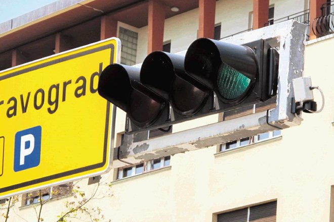 Mariborska občina nima dovolj sredstev, da bi posodobila mrežo semaforjev, zato je poiskala zasebno družbo, ki bo to storila...