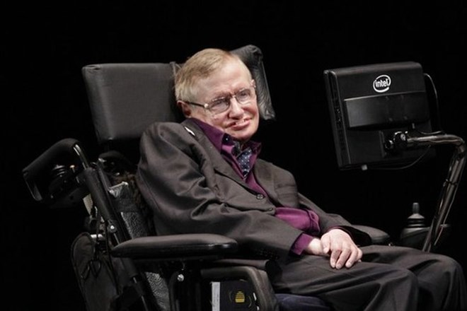 Hawking je izgubil stavo. In 100 dolarjev.