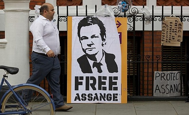 Ekvadorski zunanji minister: Obtožbe zoper Assangea so smešne