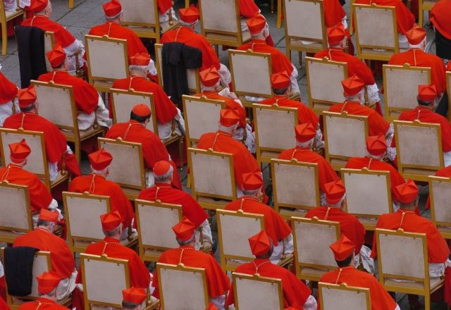 Vatikan lani v rdečih številkah