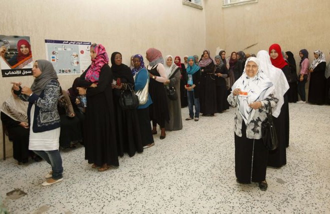 V prestolnici Tripolis so pol ure pred odprtjem volišč že nastajale vrste volivcev.