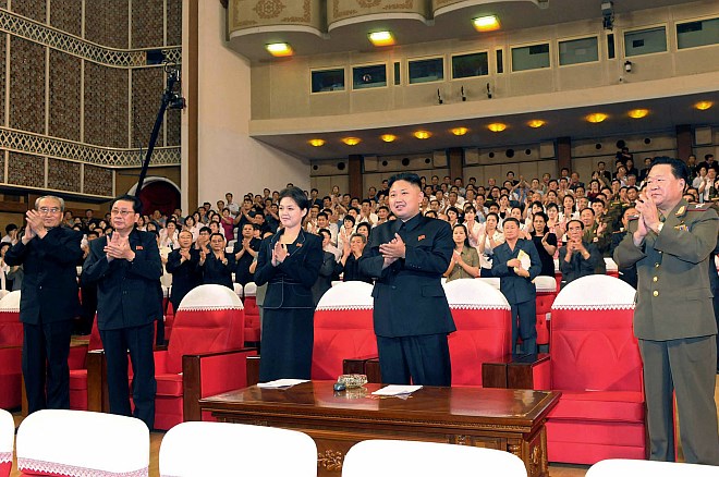 Kdo je skrivnostna ženska ob severnokorejskem voditelju?