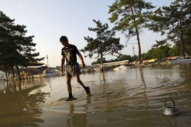V poplavah je umrlo 171 ljudi.