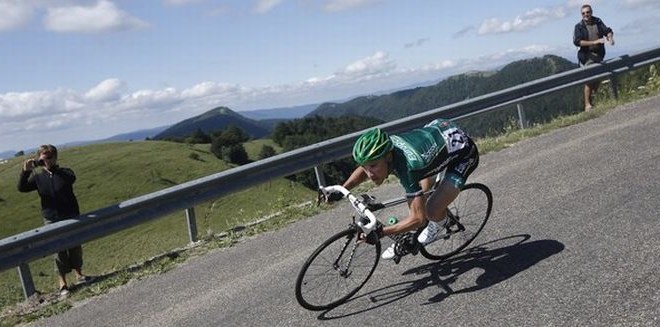 Ljubljenec občinstva, Francoz Thomas Voeckler, je včeraj dobil prvo  gorsko etapo na kolesarski dirki po Franciji.