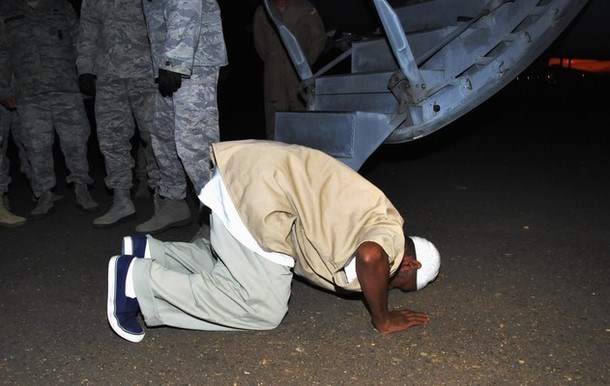 Nekdanji kuhar in šofer Osame bin Ladna zapustil Guantanamo