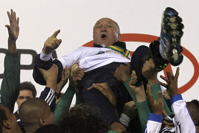 Luizu Felipeja Scolarija so igralci Palmeirasa po zmagoslavju metali v zrak.