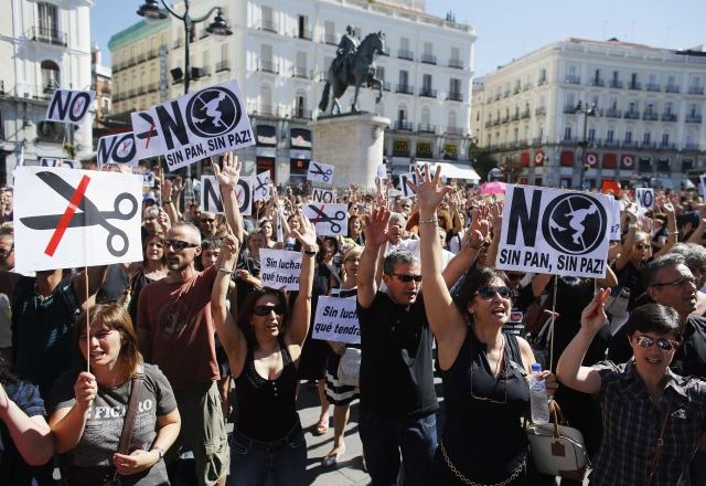 Španska vlada potrdila napovedane varčevalne ukrepe; javni uslužbenci na ulice