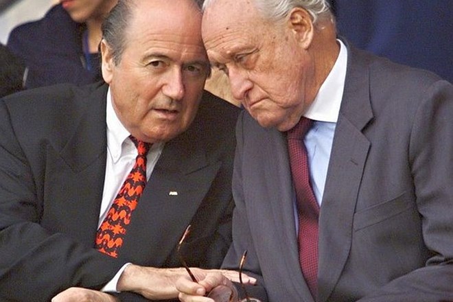 Sepp Blatter predlaga, da nekdanjega predsednika in sedanjega častnega predsednika Fife Joaa Havelanga (desno) razrešijo vseh...