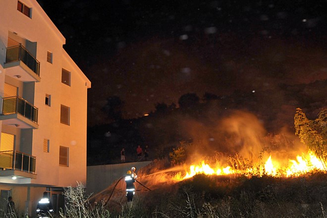 Gozdni požar v Podgorici ogrožal tudi slovensko veleposlaništvo
