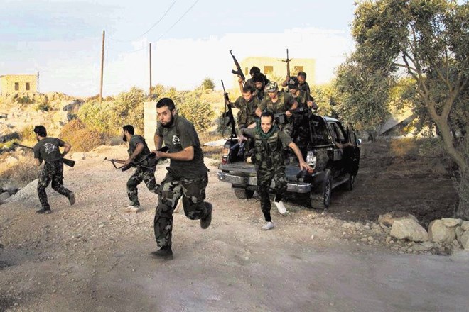 Slabo oboroženi pripadniki sirskih uporniških sil lahko s pehotnim orožjem ponudijo armadi nekaj odpora,  a proti kemičnemu...