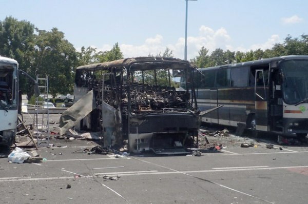 Razstreljeni avtobus na bolgarskem letališču.