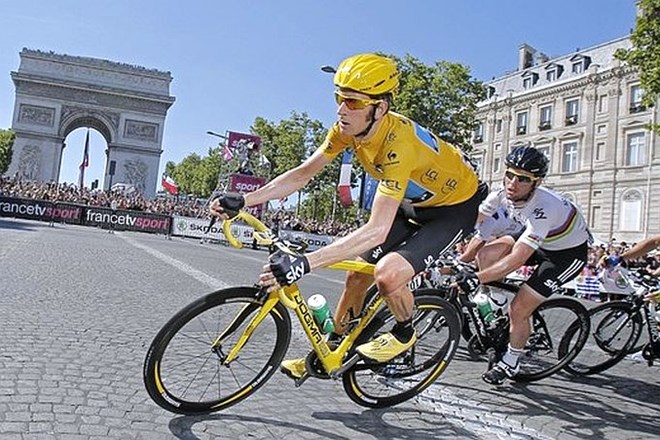 Zmago na letošnjem Touru je slavil Britanec Bradley Wiggins (v rumeni majici), zmage na zadnje etapi pa se je veselil njegov...