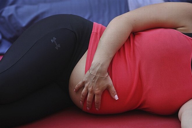 Alkohol med nosečnostjo škoduje bolj, kot je veljalo doslej