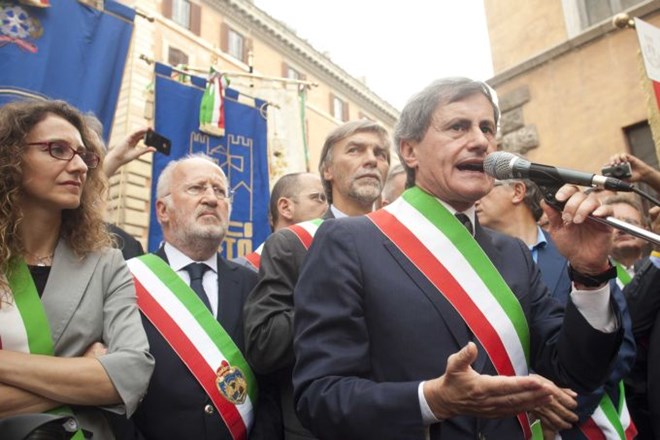 Več sto italijanskih županov danes v Rimu protestira zaradi varčevalnih ukrepov vlade premiera Maria Montija, ki do leta 2014...