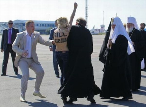 Takole se je protestnica zagnala proti ruskemu patriarhu.