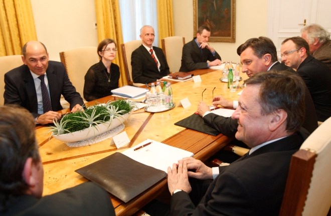 Se bo slovenska politika jeseni poenotila glede vpisa zlatega fiskalnega pravila v ustavo?