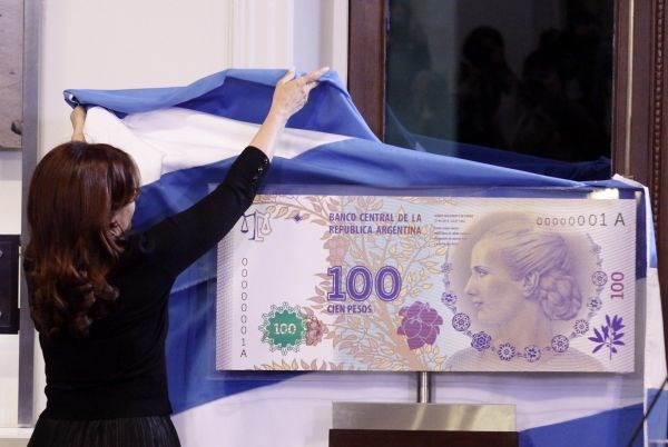 Argentinska predsednica je takole predstavila bankovec, ki ga krasi Evitina podoba.