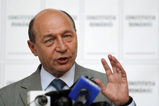 Dobrih 18 milijonov volivcev je odločalo, ali naj donedavni predsednik države Traian Basescu po odstavitvi znova zasede ta...